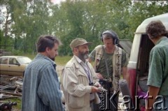 1993, Borne Sulinowo, woj. koszalińskie, Polska.
Realizacja reportażu Krystiana Przysieckiego o losach dawnego garnizonu wojskowego Armii Czerwonej i nowych mieszkańcach miasta. Członkowie ekipy.
Fot. Mikołaj Nesterowicz, zbiory Ośrodka KARTA