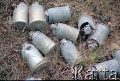 1993, Borne Sulinowo, woj. koszalińskie, Polska.
Realizacja reportażu Krystiana Przysieckiego o losach dawnego garnizonu wojskowego Armii Czerwonej i nowych mieszkańcach miasta. Porzucone militaria.
Fot. Mikołaj Nesterowicz, zbiory Ośrodka KARTA