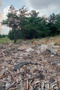1993, Borne Sulinowo, woj. koszalińskie, Polska.
Realizacja reportażu Krystiana Przysieckiego o losach dawnego garnizonu
 wojskowego Armii Czerwonej i nowych mieszkańcach miasta. Wypełniony gruzami teren dawnego kompleksu.
Fot. Mikołaj Nesterowicz, zbiory Ośrodka KARTA