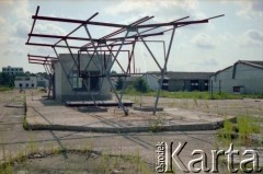 1993, Borne Sulinowo, woj. koszalińskie, Polska.
Realizacja reportażu Krystiana Przysieckiego o losach dawnego garnizonu wojskowego Armii Czerwonej i nowych mieszkańcach miasta. Opuszczone obiekty i budynki poligonu.
Fot. Mikołaj Nesterowicz, zbiory Ośrodka KARTA