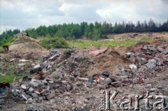 1993, Borne Sulinowo, woj. koszalińskie, Polska.
Realizacja reportażu Krystiana Przysieckiego o losach dawnego garnizonu
 wojskowego Armii Czerwonej i nowych mieszkańcach miasta. Wypełniony gruzami teren dawnej bazy.
Fot. Mikołaj Nesterowicz, zbiory Ośrodka KARTA