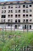 1993, Borne Sulinowo, woj. koszalińskie, Polska.
Realizacja reportażu Krystiana Przysieckiego o losach dawnego garnizonu
 wojskowego Armii Czerwonej i nowych mieszkańcach miasta. Opuszczone budynki magazynów na terenie tankodromu.
Fot. Mikołaj Nesterowicz, zbiory Ośrodka KARTA