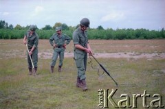 1993, Borne Sulinowo, woj. koszalińskie, Polska.
Realizacja reportażu Krystiana Przysieckiego o losach dawnego garnizonu wojskowego Armii Czerwonej i nowych mieszkańcach miasta. Saperzy podczas badania terenu.
Fot. Mikołaj Nesterowicz, zbiory Ośrodka KARTA