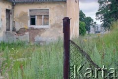 1993, Borne Sulinowo, woj. koszalińskie, Polska.
Realizacja reportażu Krystiana Przysieckiego o losach dawnego garnizonu wojskowego Armii Czerwonej i nowych mieszkańcach miasta. Opuszczone budynki kompleksu.
Fot. Mikołaj Nesterowicz, zbiory Ośrodka KARTA