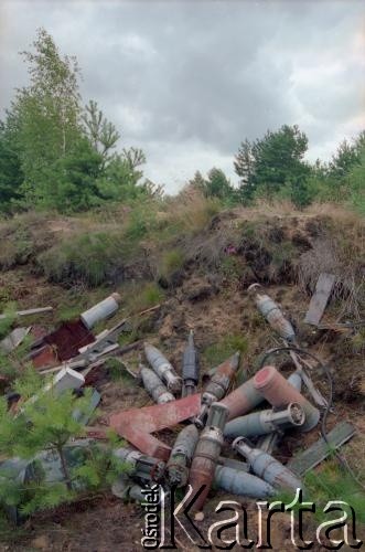 1993, Borne Sulinowo, woj. koszalińskie, Polska.
Realizacja reportażu Krystiana Przysieckiego o losach dawnego garnizonu wojskowego Armii Czerwonej i nowych mieszkańcach miasta. Porzucone militaria.
Fot. Mikołaj Nesterowicz, zbiory Ośrodka KARTA