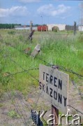 1993, Borne Sulinowo, woj. koszalińskie, Polska.
Realizacja reportażu Krystiana Przysieckiego o losach dawnego garnizonu wojskowego Armii Czerwonej i nowych mieszkańcach miasta. Pozostałości bazy.
Fot. Mikołaj Nesterowicz, zbiory Ośrodka KARTA