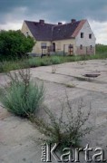 1993, Borne Sulinowo, woj. koszalińskie, Polska.
Realizacja reportażu Krystiana Przysieckiego o losach dawnego garnizonu wojskowego Armii Czerwonej i nowych mieszkańcach miasta. Opuszczone budynki poligonu.
Fot. Mikołaj Nesterowicz, zbiory Ośrodka KARTA