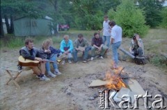 1993, Borne Sulinowo, woj. koszalińskie, Polska.
Realizacja reportażu Krystiana Przysieckiego o losach dawnego garnizonu wojskowego Armii Czerwonej i nowych mieszkańcach miasta. Członkowie ekipy filmowej rozmawiają przy ognisku z bohaterami reportażu.
Fot. Mikołaj Nesterowicz, zbiory Ośrodka KARTA