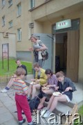 1993, Borne Sulinowo, woj. koszalińskie, Polska.
Realizacja reportażu Krystiana Przysieckiego o losach dawnego garnizonu
 wojskowego. Realizator dźwięku oraz bohaterowie spożywający posiłek kupiony w miejscowym barze. 
Fot. Mikołaj Nesterowicz, zbiory Ośrodka KARTA