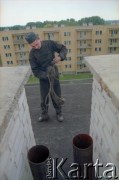 1993, Borne Sulinowo, woj. koszalińskie, Polska.
Realizacja reportażu Krystiana Przysieckiego o losach dawnego garnizonu wojskowego Armii Czerwonej i nowych mieszkańcach miasta. Kominiarz dokonuje przeglądu przewodów kominowych na dachu bloku mieszkalnego.
Fot. Mikołaj Nesterowicz, zbiory Ośrodka KARTA