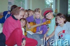 1993, Borne Sulinowo, woj. koszalińskie, Polska.
Realizacja reportażu Krystiana Przysieckiego o losach dawnego garnizonu wojskowego Armii Czerwonej i nowych mieszkańcach miasta. Dzieci bohaterów audycji.
Fot. Mikołaj Nesterowicz, zbiory Ośrodka KARTA