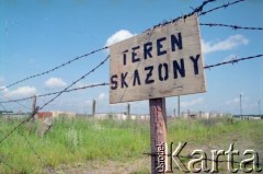 1993, Borne Sulinowo, woj. koszalińskie, Polska.
Realizacja reportażu Krystiana Przysieckiego o losach dawnego garnizonu wojskowego Armii Czerwonej i nowych mieszkańcach miasta. Pozostałości bazy.
Fot. Mikołaj Nesterowicz, zbiory Ośrodka KARTA