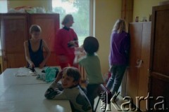 1993, Borne Sulinowo, woj. koszalińskie, Polska.
Realizacja reportażu Krystiana Przysieckiego o losach dawnego garnizonu wojskowego Armii Czerwonej i nowych mieszkańcach miasta. Bohaterowie audycji podczas codziennych zajęć.
Fot. Mikołaj Nesterowicz, zbiory Ośrodka KARTA