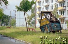 1993, Borne Sulinowo, woj. koszalińskie, Polska.
Realizacja reportażu Krystiana Przysieckiego o losach dawnego garnizonu wojskowego Armii Czerwonej i nowych mieszkańcach miasta. Osiedle bloków mieszkalnych z wielkiej płyty na terenie byłej bazy.
Fot. Mikołaj Nesterowicz, zbiory Ośrodka KARTA