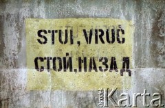 1993, Borne Sulinowo, woj. koszalińskie, Polska.
Realizacja reportażu Krystiana Przysieckiego o losach dawnego garnizonu
 wojskowego. Tablica ostrzegawcza.
Fot. Mikołaj Nesterowicz, zbiory Ośrodka KARTA