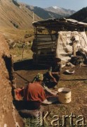 Lata 90., Kazachstan.
Osada w górskiej dolinie. Kobieta i mężczyzna robią przetwory z porzeczek.
Fot. Mikołaj Nesterowicz, zbiory Ośrodka KARTA