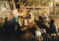 Lata 90., Kazachstan.
Mieszkańcy wsi czerpią wodę ze studni.
Fot. Mikołaj Nesterowicz, zbiory Ośrodka KARTA