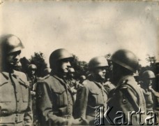 1945, Niemcy. 
Uroczystość wręczenia odznaczenia - Krzyża Walecznych żołnierzom 10 Pułku Dragonów 1. Dywizji Pancernej Polskich Sił Zbrojnych na Zachodzie. Na zdjęciu Józef Iwaniszyn (2.z lewej) otrzymuje odznaczenie od dowódcy 10 Brygady Kawalerii Pancernej płk Franciszka Skibińskiego.
Fot. NN, kolekcja Józefa Iwaniszyna, reprodukcje cyfrowe w Ośrodku KARTA