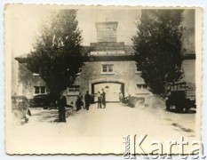 1945, Dachau, Rzesza Niemiecka.
Główna brama obozu koncentracyjnego. 
Fot. NN, kolekcja Józefa Iwaniszyna, reprodukcje cyfrowe w Ośrodku KARTA