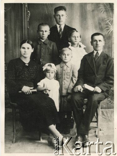 Czerwiec 1939, Polska. 
Rodzina Edwarda Sysa (stoi obok ojca). Siedzą jego rodzice: Irena i Stanisław. Obok matki stoi młodsza siostra Teresa, i starszy brat Czesław. Za Edwardem obok ojca stoi starsza siostra Zofia, między nimi ich kolega ze wsi Kazimierz. 
Fot. NN, kolekcja Edwarda Sysa, reprodukcje cyfrowe w Ośrodku KARTA