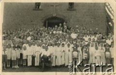 1944, Ifunda, Tanzania, Afryka Wschodnia. 
Pierwsza komunia święta dzieci z polskiego osiedla. Wśród dzieci stoi Teresa Sys, młodsza siostra Edwarda.
Fot. NN, kolekcja Edwarda Sysa, reprodukcje cyfrowe w Ośrodku KARTA