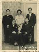 12.08.1958, Lester, Anglia, Wielka Brytania. 
Rodzina Edwarda Sysa (stoi z prawej). Siedzą jego rodzice: Irena i Stanisław. Za nimi od lewej stoi rodzeństwo: brat Czesław i siostra Teresa. 
Fot. NN, kolekcja Edwarda Sysa, reprodukcje cyfrowe w Ośrodku KARTA