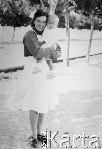 1942, Teheran, Iran.
Pielęgniarka polskiego, wojskiego szpitala Irena Osadzińska z małym chłopcem.
Fot. NN, kolekcja Ireny Osadzińskiej, reprodukcje cyfrowe w Ośrodku KARTA