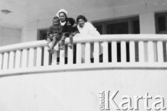 1942, Teheran, Iran.
Pielęgniarki polskiego, wojskiego szpitala w towarzystwie małych dzieci. 1. z prawej Irena Osadzińska.
Fot. NN, kolekcja Ireny Osadzińskiej, reprodukcje cyfrowe w Ośrodku KARTA