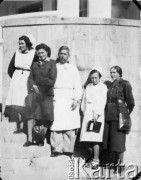 1942, Teheran, Iran.
Personel wojskiego szpitala, którym pracowała Irena Osadzińska. 1. z prawej przełożona pielęgniarek Halina Zielińska, Olli Sawicz-Zabłocka, NN,  Irena Osadzińska, Irena Sawicz-Zabłocka.
Fot. NN, kolekcja Ireny Osadzińskiej, reprodukcje cyfrowe w Ośrodku KARTA