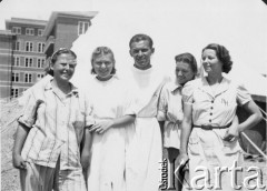 1942, Teheran, Iran.
Personel wojskowego szpitala, w którym pracowała Irena Osadzińska.
Fot. NN, kolekcja Ireny Osadzińskiej, reprodukcje cyfrowe w Ośrodku KARTA