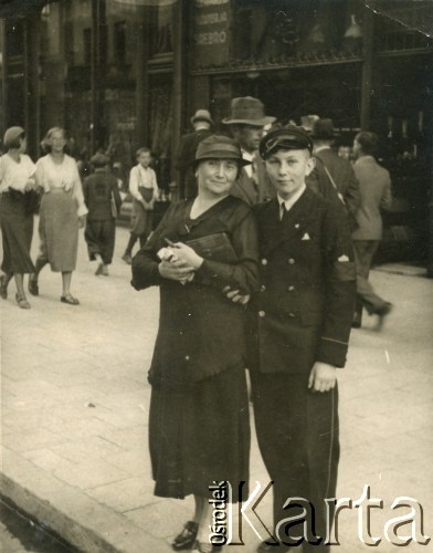 Ok. 1935, Lwów, Polska.
Janusz Osadziński (przyszły mąż Ireny Osadzińskiej), uczeń III Państwowego Gimnazjum im. Króla Stefana Batorego z matką Wiktorią.
Fot. NN, kolekcja Ireny Osadzińskiej, reprodukcje cyfrowe w Ośrodku KARTA