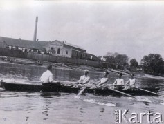 Lata 30., Grodno, woj. białostockie, Polska.
Eryk Lipiński (2. z lewej) płynie z kolegami kajakiem po rzece Niemen. 
Fot. NN, kolekcja Ludmiły Donimirskiej, reprodukcje cyfrowe w Ośrodku KARTA