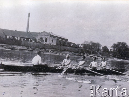 Lata 30., Grodno, woj. białostockie, Polska.
Eryk Lipiński (2. z lewej) płynie z kolegami kajakiem po rzece Niemen. 
Fot. NN, kolekcja Ludmiły Donimirskiej, reprodukcje cyfrowe w Ośrodku KARTA