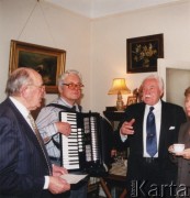 Lata 90., Londyn, Wielka Brytania.
Stanisław Czartoryski (z akordeonem, przyszły mąż Ludmiły Donimirskiej) w towarzystwie Prezydenta RP na Uchodźstwie w latach 1989-1990 Ryszarda Kaczorowskiego (2. z prawej). Z lewej stoi Władysław Sypel.
Fot. NN, kolekcja Ludmiły Donimirskiej, reprodukcje cyfrowe w Ośrodku KARTA