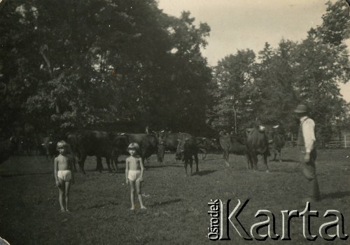 1930, Baryż, woj. tarnopolskie, Polska.
Majątek rodziny Świdrygiełło-Świderskich. Siostry Maria 