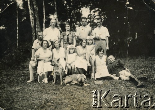 1930, Baryż, woj. tarnopolskie, Polska.
Rodzina Świdrygiełło-Świderskich z przyjaciółmi. 1. z lewej Władysław (ojciec Teresy Somkowicz), 3. Teresa  (matka), 4. Teresa (później Somkowicz), 5. guwernantka Aurora Wilson, 6. starsza siostra Maria 