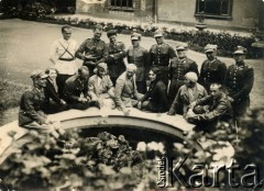 1930, Buczacz, woj. tarnopolskie, Polska.
Grupa żołnierzy Wojska Polskiego z cywilami w ogrodzie majątku Artura Potockiego. 4. i 5. z lewej siedzą Teresa i Władysław Świdrygiełło-Świderscy (rodzice Teresy Somkowicz).  
Fot. NN, kolekcja Teresy Somkowicz, reprodukcje cyfrowe w Ośrodku KARTA