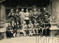 1930, Buczacz, woj. tarnopolskie, Polska.
Grupa żołnierzy-lotników Wojska Polskiego z cywilami w ogrodzie majątku Artura Potockiego. 4. z lewej siedzi  Teresa Świdrygiełło-Świderska, nad nią w jasnym garniturze stoi jej mąż Władysław Świdrygiełło-Świderski (rodzice Teresy Somkowicz). 
Fot. NN, kolekcja Teresy Somkowicz, reprodukcje cyfrowe w Ośrodku KARTA