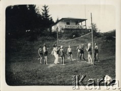 1934, Beremiany, woj. tarnopolskie, Polska.
Rodzina Świdrygiełło-Świderskich z przyjaciółmi gra w siatkówkę.
Fot. NN, kolekcja Teresy Somkowicz, reprodukcje cyfrowe w Ośrodku KARTA