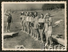 1934, Beremiany, woj. tarnopolskie, Polska.
Rodzina Świdrygiełło-Świderskich z przyjaciółmi. 1. z lewej z podniesioną ręką ojciec Władysław. W rzędzie 1. od prawej stoi Teresa (później po mężu Somkowicz), 2. jej starsza siostra Maria 