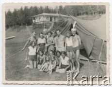 1934, Beremiany, woj. tarnopolskie, Polska.
Rodzina Świdrygiełło-Świderskich z przyjaciółmi przed namiotem na kempingu. 1. z lewej w dolnym rzędzie matka Teresa, 3. Teresa (później po mężu Somkowicz), 4. starsza siostra Maria 