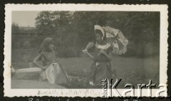 1934, Baryż, woj. tarnopolskie, Polska.
Teresa Świdrygiełło-Świderska (po mężu Somkowicz, z lewej) z siostrą Marią 