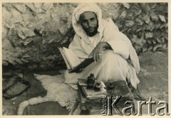 Kwiecień-maj 1936, Casablanca, Maroko.
Prawdopodobnie wędrowny artysta-pisarz. Zdjęcie wykonano podczas pierwszego rejsu wycieczkowego transatlantyka MS 
