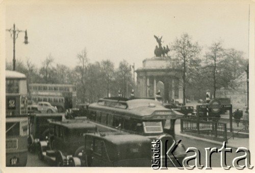 Kwiecień-maj 1936, Londyn, Anglia, Wielka Brytania.
Ruch samochodowy na jednej z londyńskich ulic, po prawej stronie zejście do metra. W głębi widoczny Wellington Arch, łuk triumfalny na krańcu Green Parku w centrum miasta. Zdjęcie wykonano podczas pierwszego rejsu wycieczkowego transatlantyka MS 