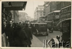 Kwiecień-maj 1936, Londyn, Anglia, Wielka Brytania.
Korek samochodowy na jednej z londyńskich ulic, na pierwszym planie autobus piętrowy. Zdjęcie wykonano podczas pierwszego rejsu wycieczkowego transatlantyka MS 