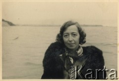 1936, Gdynia, woj. pomorskie, Polska.
Teresa Świdrygiełło-Świderska (z domu Heydel), matka Teresy Somkowicz na łódce.
Fot. NN, kolekcja Teresy Somkowicz, reprodukcje cyfrowe w Ośrodku KARTA