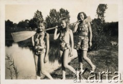 1936, Baryż, woj. tarnopolskie, Polska.
Teresa Świdrygiełło-Świderska (po mężu Somkowicz, z lewej) z siostrą Marią 