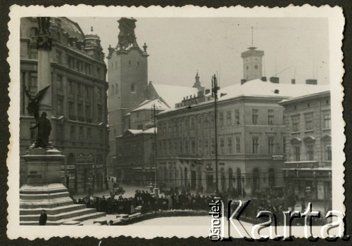 12.01.1937, Lwów, Polska.
Pogrzeb gen. Wojska Polskiego Bolesława Popowicza. Z lewej strony widoczna Kolumna Adama Mickiewicza na Placu Mariackim na Starym Mieście. 
Fot. NN, kolekcja Teresy Somkowicz, reprodukcje cyfrowe w Ośrodku KARTA