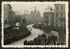 12.01.1937, Lwów, Polska.
Pogrzeb gen. Wojska Polskiego Bolesława Popowicza. Kondukt żałobny zmierza w kierunku kościoła św. Andrzeja i klasztoru Bernardynów przy Placu Bernardyńskim.
Fot. NN, kolekcja Teresy Somkowicz, reprodukcje cyfrowe w Ośrodku KARTA