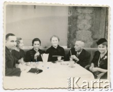 1937, Krynica, woj. krakowskie, Polska.
Grupa osób przy stole. Siedzą od lewej: Artur Potocki, Teresa Świdrygiełło-Świderska z d. Heydel (matka Teresy Somkowicz), Smosarska, T. Mirecka, Władysław Świdrygiełło-Świderski (ojciec Teresy Somkowicz), T. Unrug.
Fot. NN, kolekcja Teresy Somkowicz, reprodukcje cyfrowe w Ośrodku KARTA